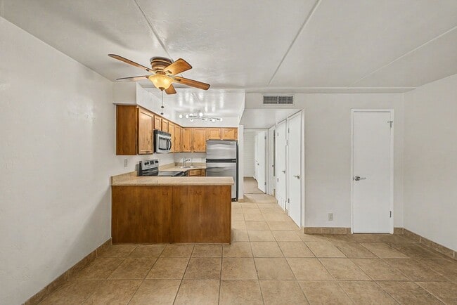 Building Photo - University/ Downtown- 1 bedroom first floor condo