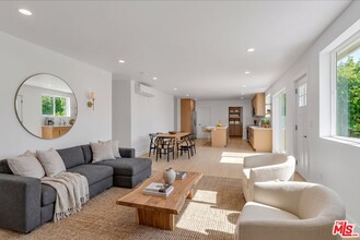 Building Photo - 6913 Encino Ave