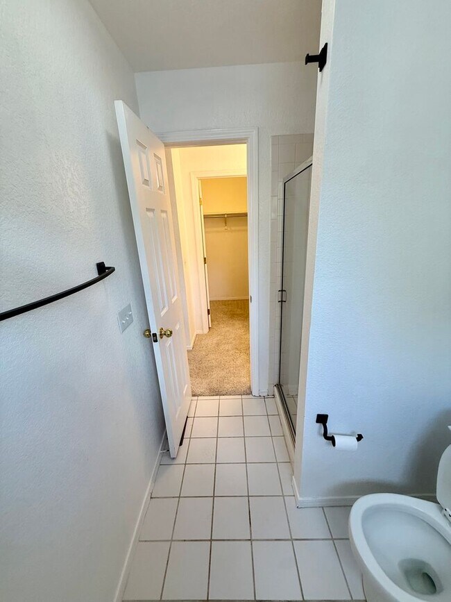 Building Photo - 537 Canyon View Dr