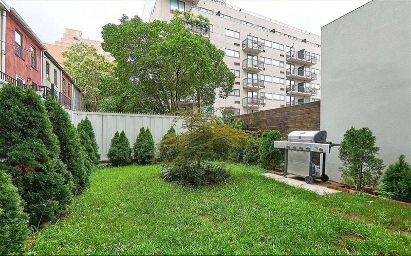 Building Photo - 110 4th Ave