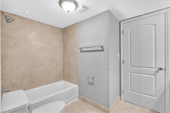 Building Photo - 2820 N Oakland Forest Dr