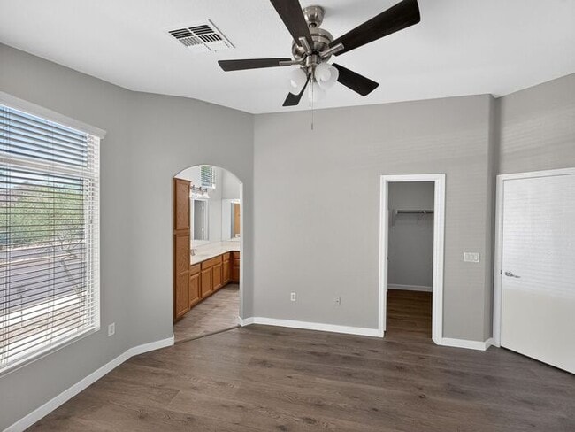Building Photo - 4Bedroom/2.5Bath Townhome Ready for You!!