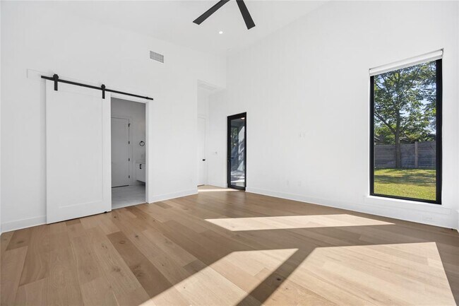 Building Photo - 2905 Westhill Dr