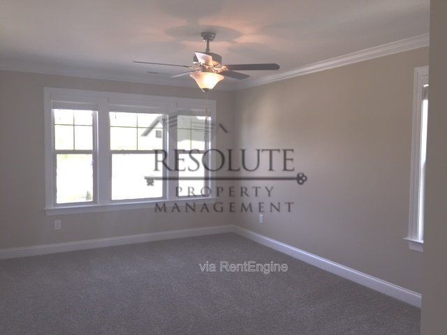 Building Photo - 568 Village Loop Dr