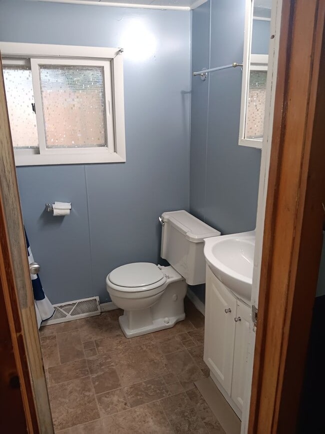 Building Photo - Single Family Home Available!