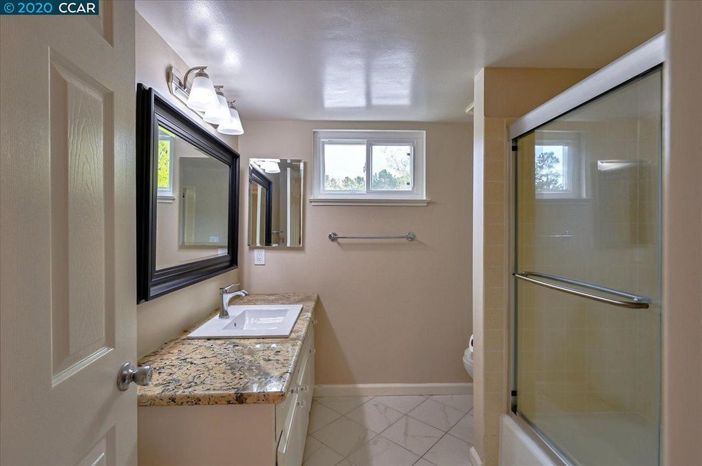 upstairs bathroom - 102 Miramonte Dr