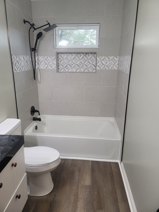 Full bath - 9830 McKinley St