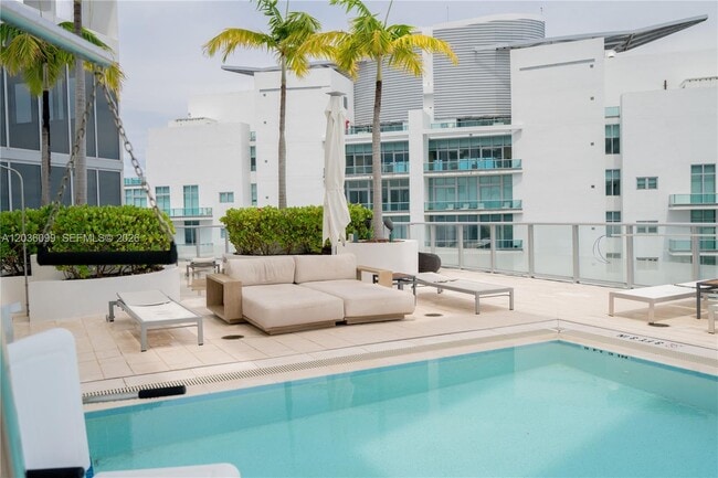 Building Photo - 1300 Brickell Bay Dr