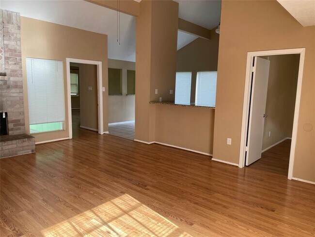 Building Photo - 1011 E Brompton Dr