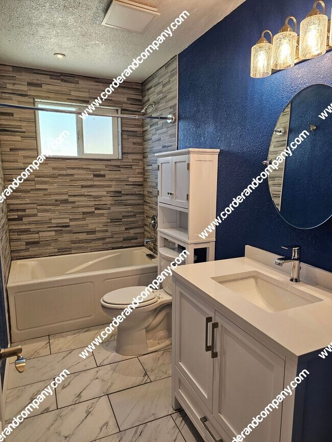 Building Photo - Nice 3 Bedroom, 2 Bathroom and 1,120 Sq Ft. Home Great Location in NE Heights.