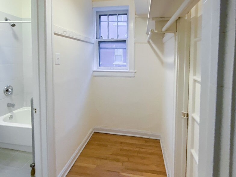 Building Photo - 435 W Surf St