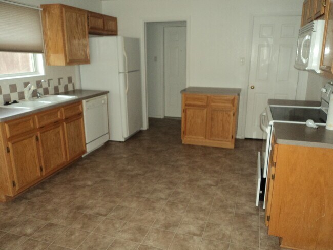 Building Photo - 3501 Woodrow Dr