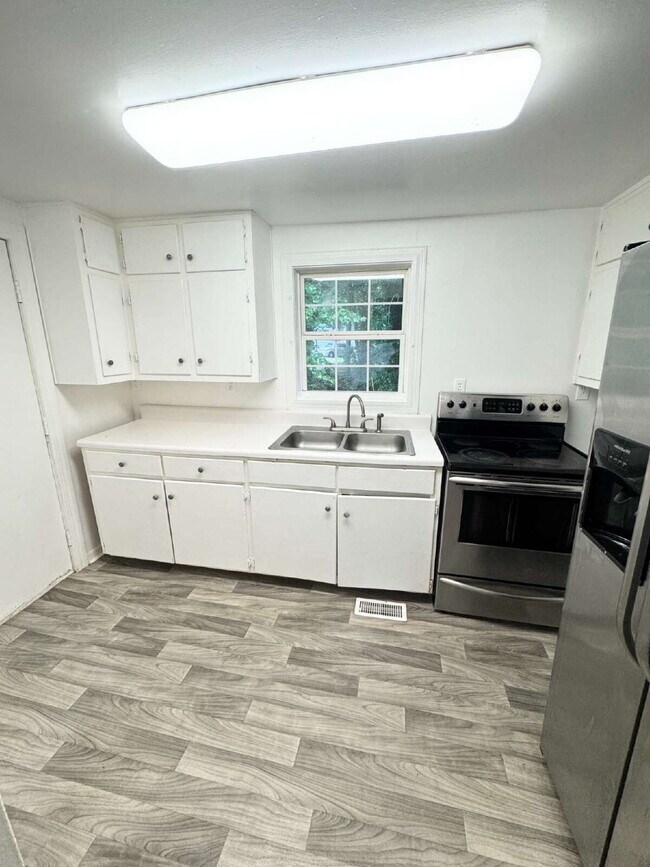Building Photo - Two-Bedroom Rental in North Hall – Updated...