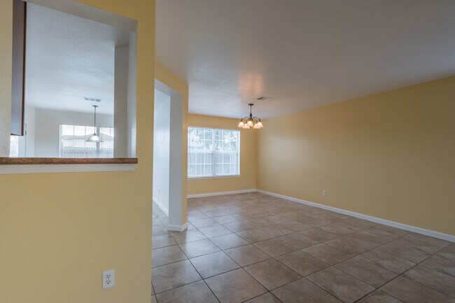Building Photo - Spacious 4-Bedroom Home in Prime Round Roc...