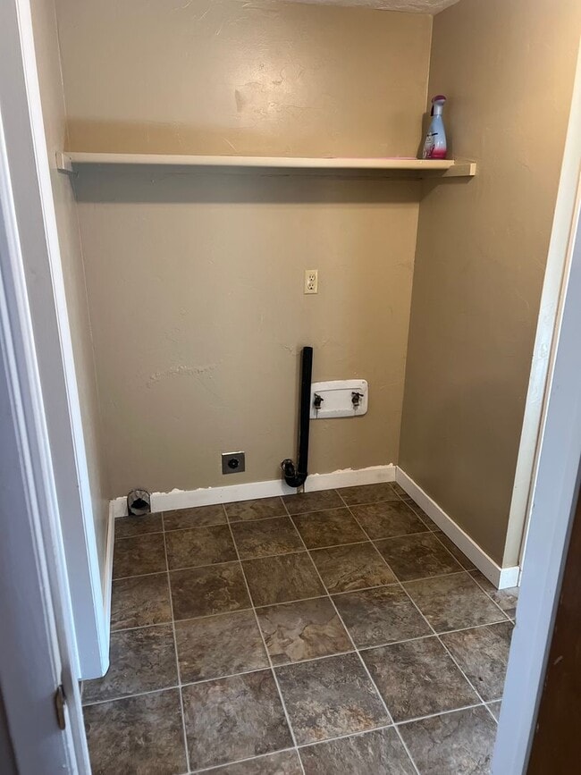 Building Photo - Tall