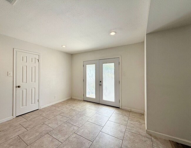 Building Photo - Beautiful 3/2 Available for Immediate Move In!