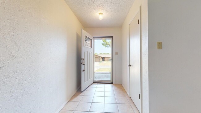 Building Photo - 7512 NW Rolando Rd