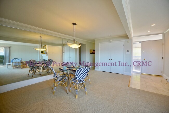 Building Photo - Top Floor, Corner Unit Condo with Panorami...