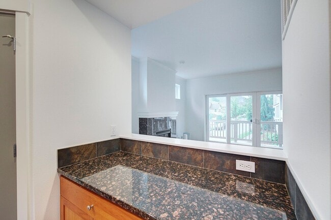 Building Photo - 3Bd/2.5Ba Issaquah Home