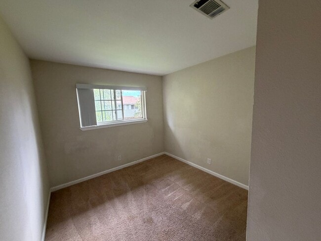 Building Photo - Central and updated 3 bedroom 1.5 bath tow...