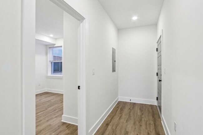 Building Photo - 6155 Ridge Ave