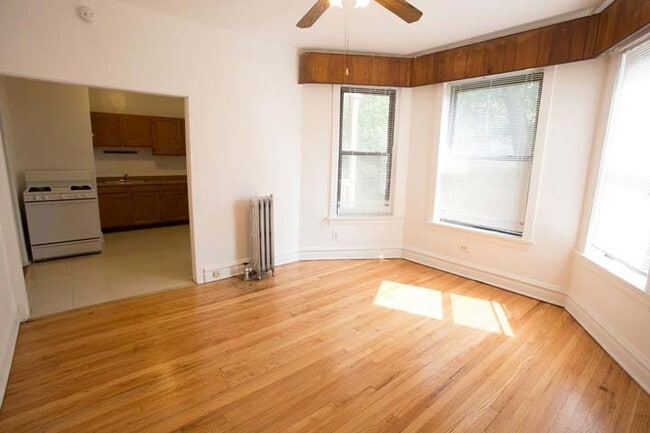 Interior Photo - 5411-5421 S. Ellis Avenue