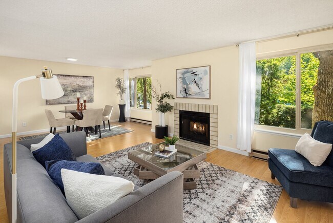 Building Photo - Spacious 2 bed, 1.25 bath, convenient loca...