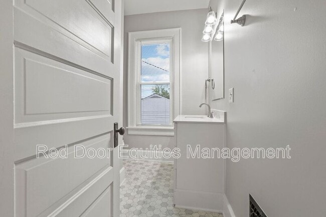 Building Photo - 1155 N Columbus St