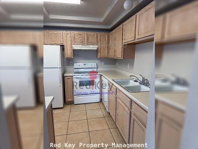 Building Photo - 1930 N Condo.