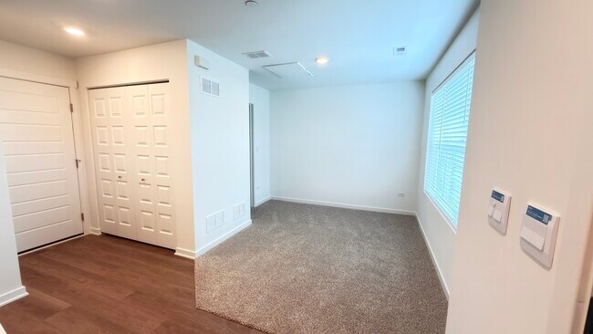 Building Photo - 435 Lakeshore Ct