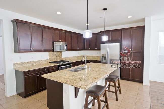 Building Photo - Stunning 4-bedroom, 3-bathroom home