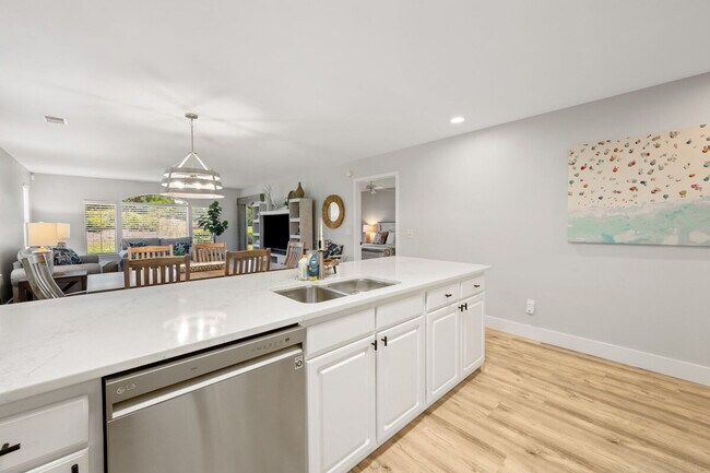 Building Photo - 410 Blue Stem Dr