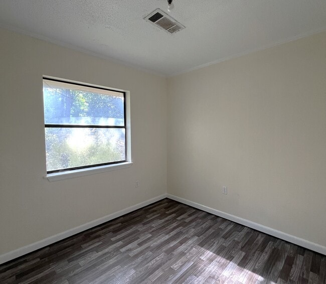 Building Photo - 1043 Westwood Dr