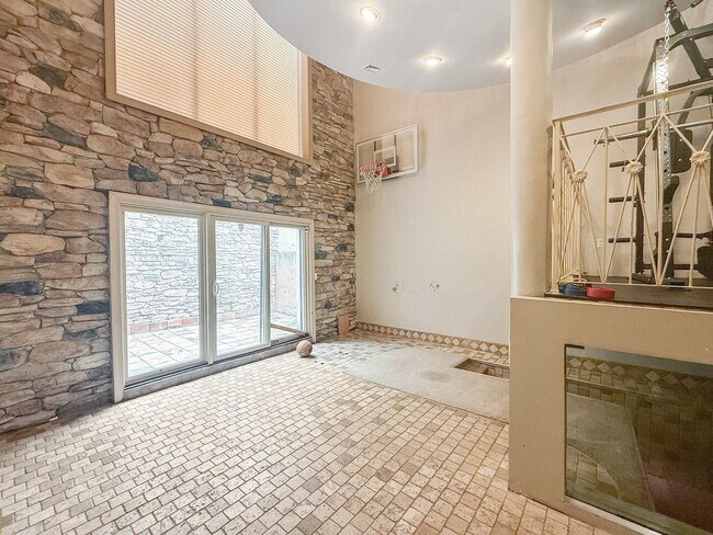 Building Photo - 602 S Front St