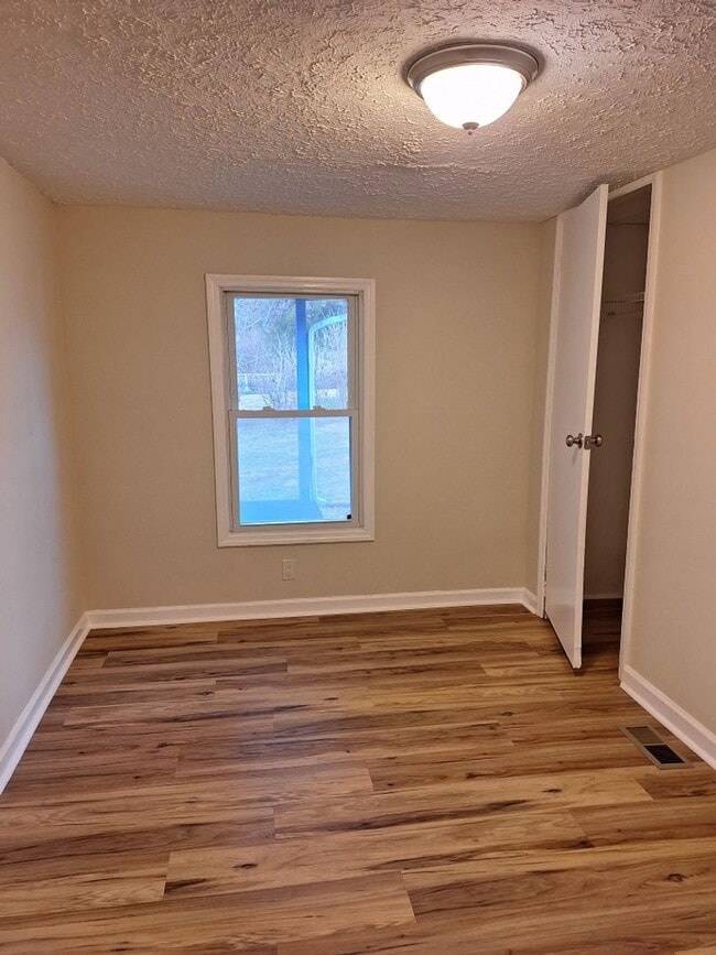 Building Photo - Country Living at its Best!!