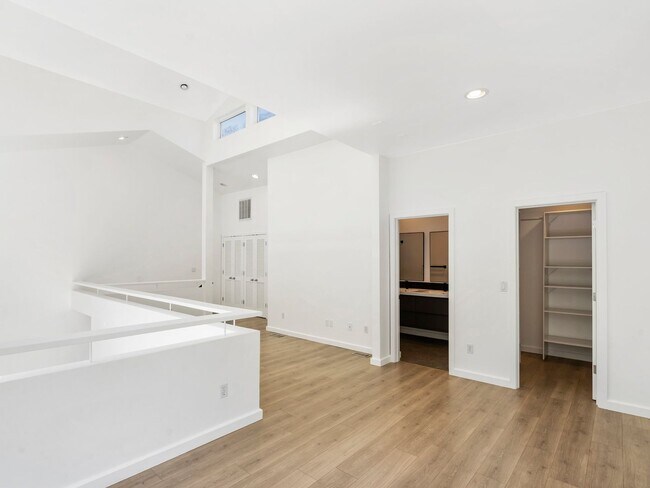 Building Photo - Fully renovated 2 level/2 bed/2 bath pearl...
