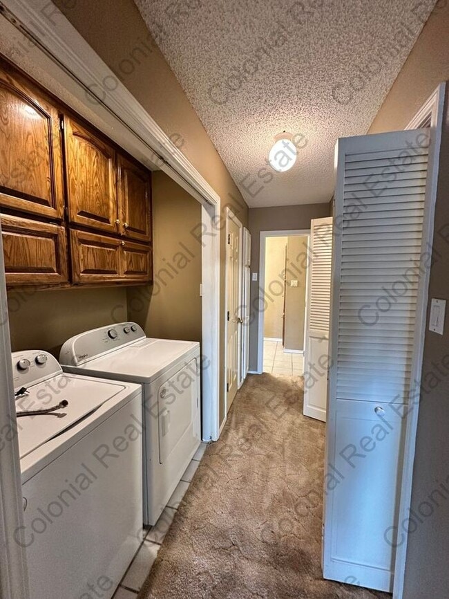 Building Photo - Spacious 2 Bed 2 Bath Duplex, washer/dryer...