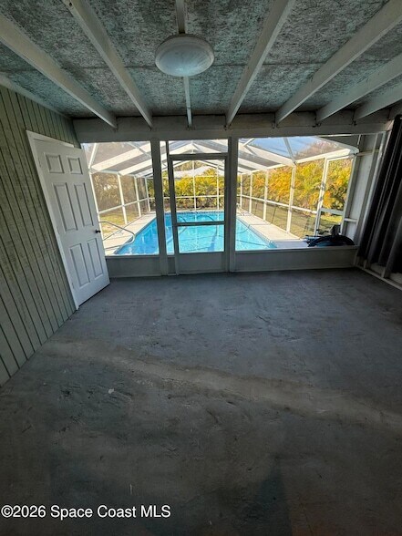 Building Photo - 483 Church St