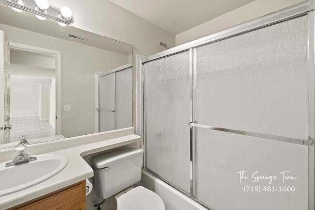 Building Photo - Spacious Ranch-Style 5-Bedroom in The Heig...