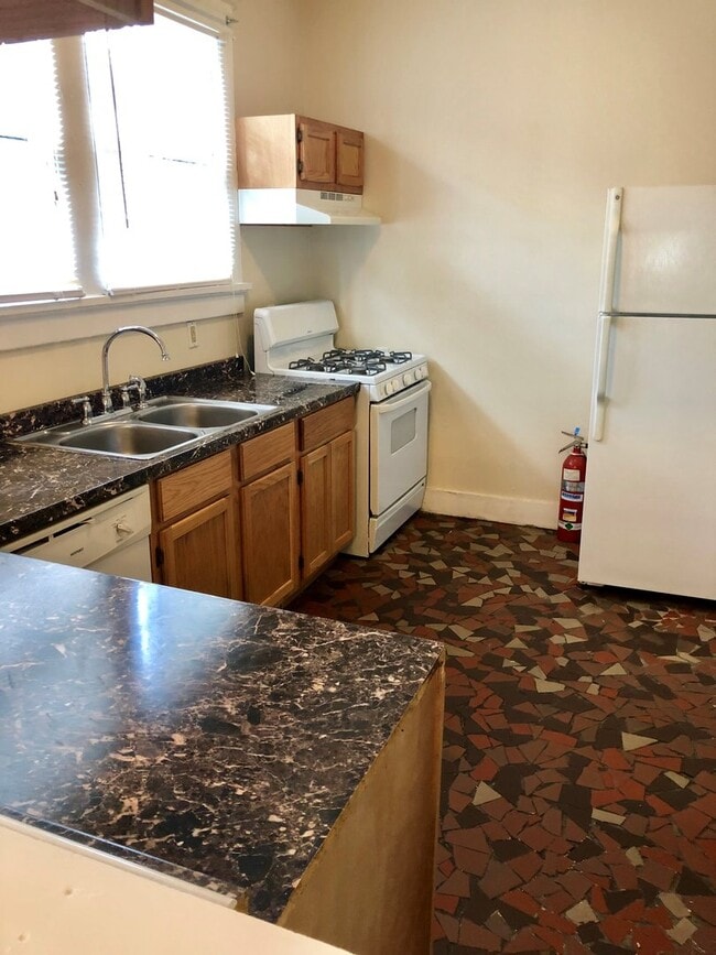 Building Photo - Spacious 3BD, 2 Story Home, Two Full Baths, & Driveway! Backyard Too