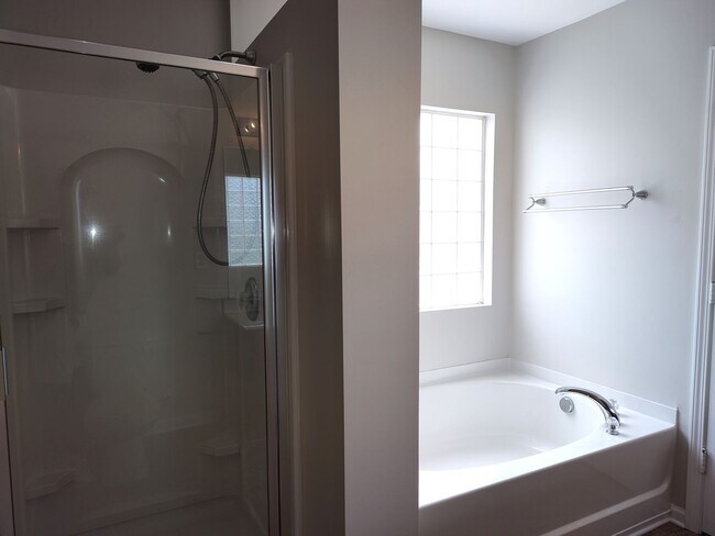 Building Photo - Pristine home located in the Woodbury comm...