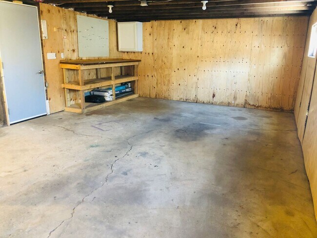 Building Photo - House- NW