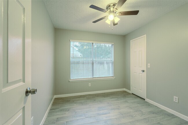 Building Photo - 8926 Sunny Point Dr