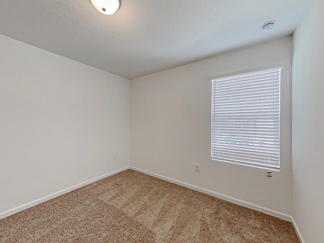 Building Photo - 703 Madison Dr