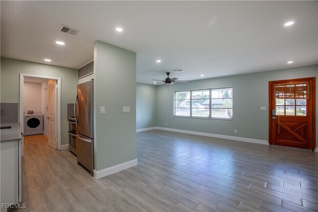 Building Photo - 348 Crestwood Ave