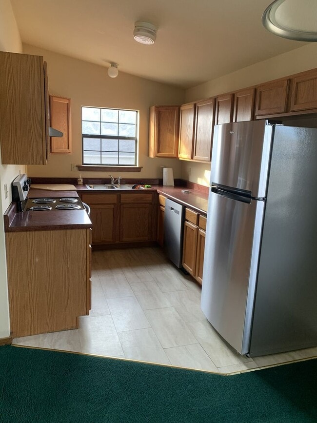 Building Photo - Charming Lakeview Duplex for Rent!