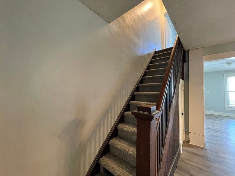 Building Photo - 631 S 16th St