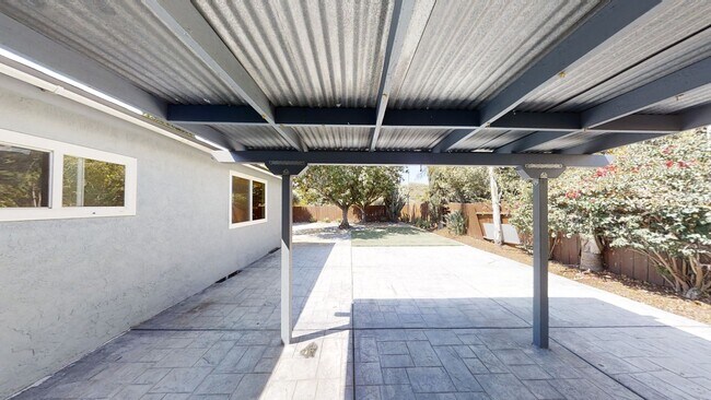 Building Photo - 5BD/2BA, Great Private Yard w/ Fire Pit!