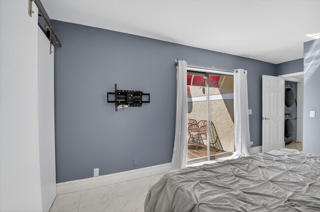 Building Photo - 4310 Village Dr