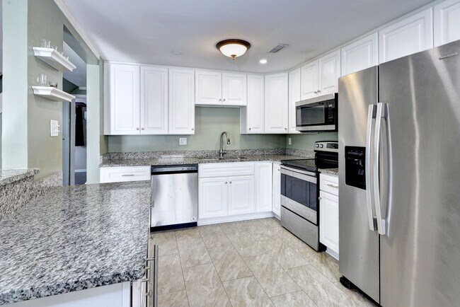 Building Photo - Charming Rental Home in Hampton!